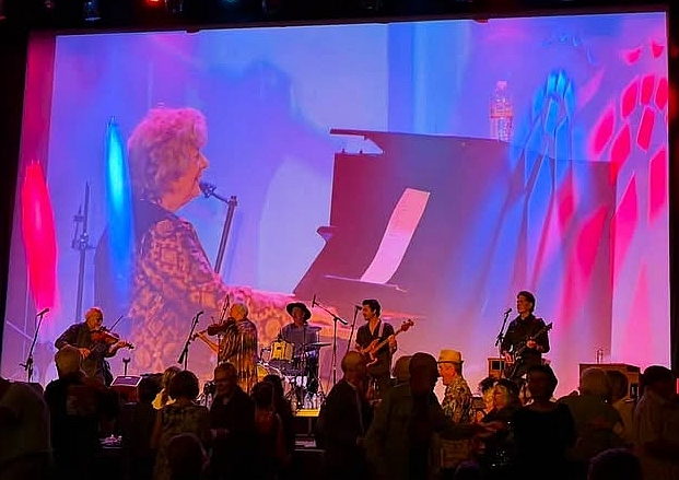 Caroline Dahl, boogie woogie piano player at the 2024 Headlands Center for the Arts Annual Benefit Art Auction