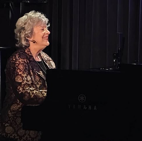 Caroline Dahl, boogie woogie piano player at the 2024 Headlands Center for the Arts Annual Benefit Art Auction